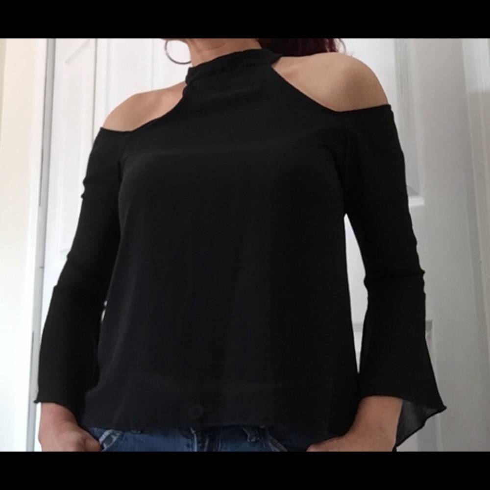 Black Women’s Blouse Size Small. Cold Shoulder Bell Sleeves Blusa de Mujer